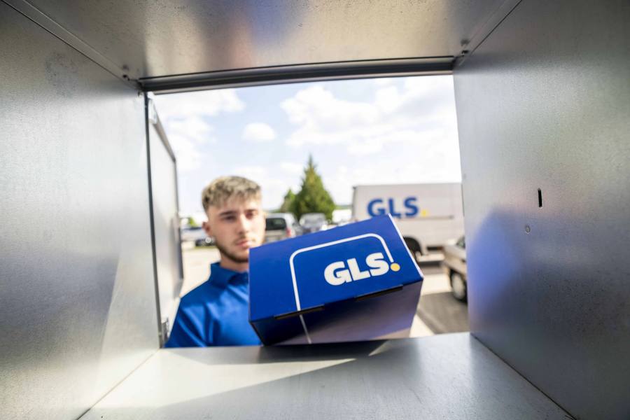 Kurýr GLS vkládá balík do výdejního boxu