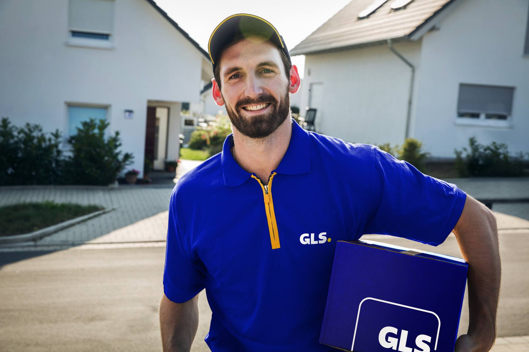 Usměvavý kurýr GLS s balíkem