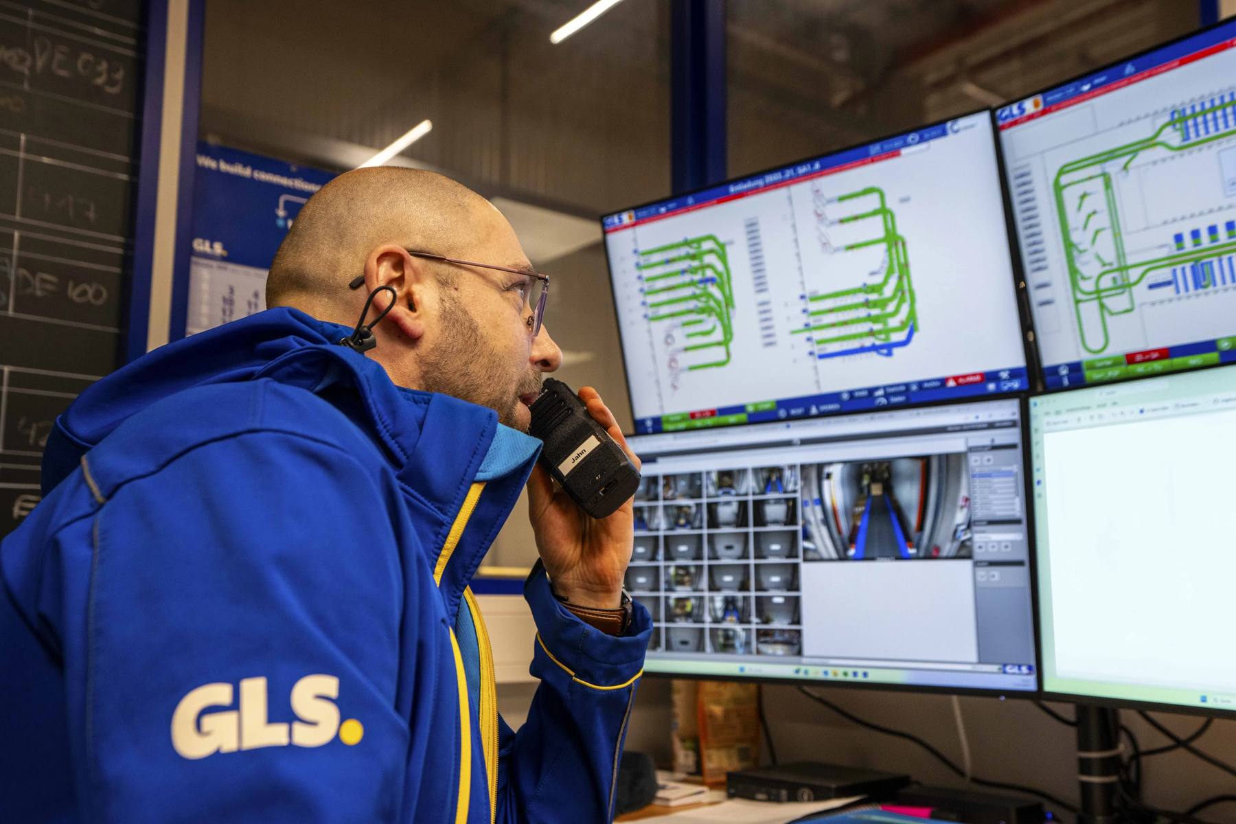 Dispečer GLS sleduje třídicí linku na monitorech